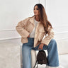Dames Jas – Relaxed Fit – Plush Textuur – Metalen Knopen – Borstzakken